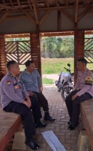 Bhabinkamtibmas Polsek Saketi Bripka Kholidin Laksanakan Sambang ke Tokoh Masyarakat Desa Majau 1 IMG 20240814 WA0150 1