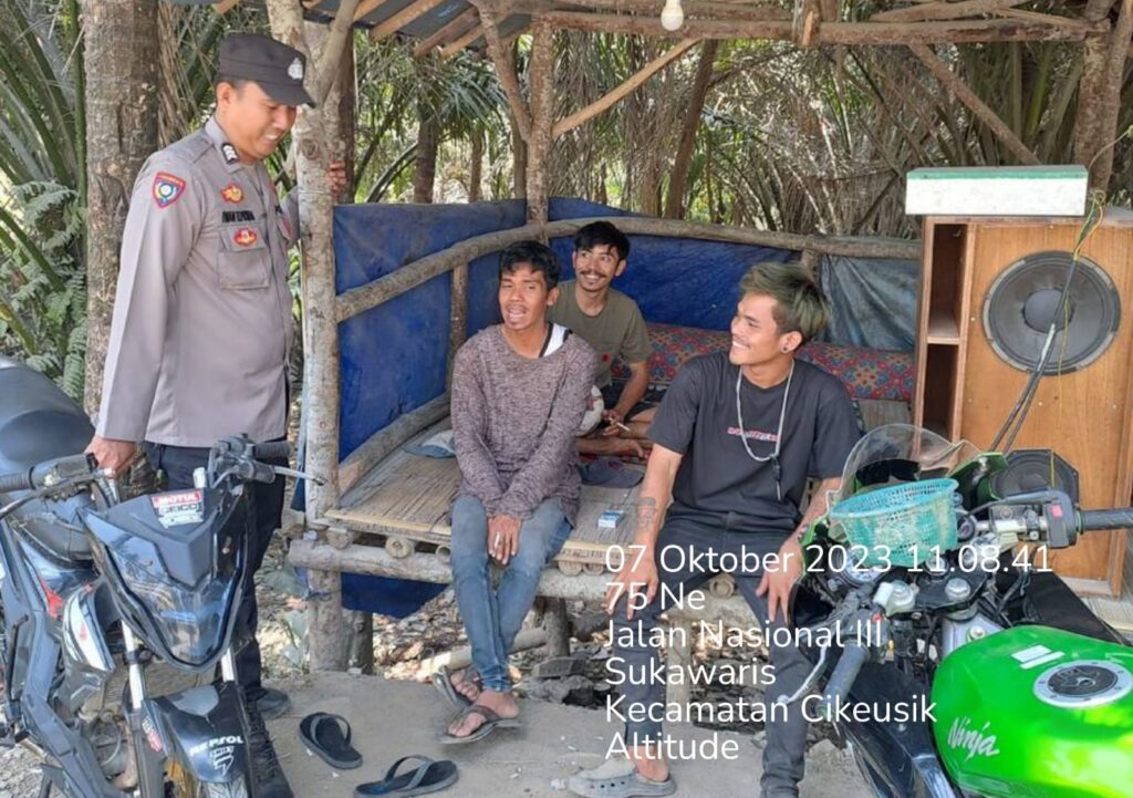 Polsek Cikeusik Melakukan Patroli Siang untuk Meningkatkan Kamtibmas 9 WhatsApp Image 2023 10 07 at 19.35.04