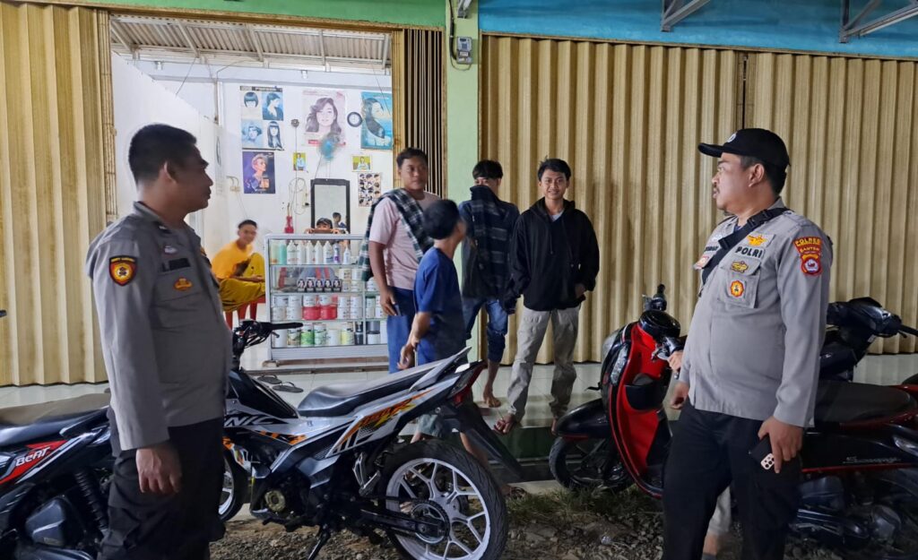 Polsek Sumur Gelar Patroli Malam untuk Memelihara Kamtibmas dan Antisipasi Kenakalan Remaja 5 WhatsApp Image 2023 10 08 at 08.55.33