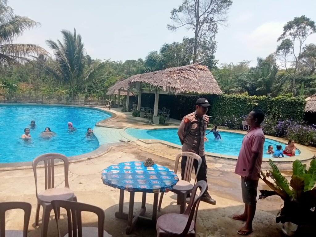 Polsek Cimanggu: Patroli Mobiling dan Sambang Dialogis untuk Jaga Kamtibmas di Wisata Lokal 1 WhatsApp Image 2023 10 08 at 15.29.21
