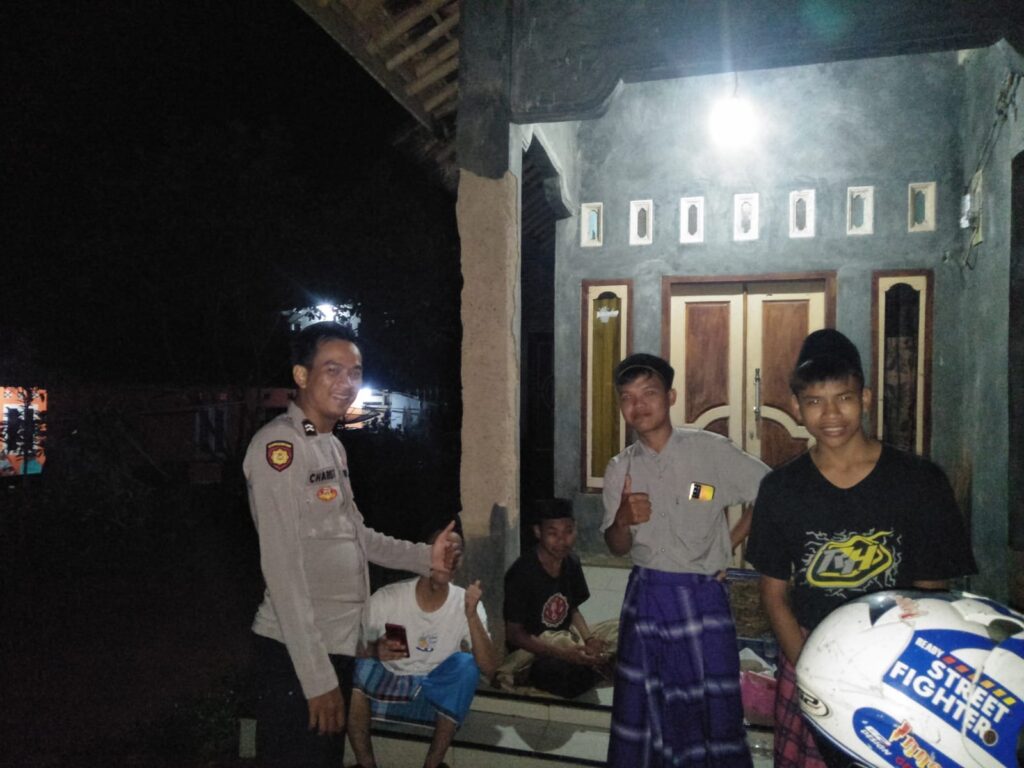 Polsek Pulosari Gelar Patroli Malam untuk Mencegah Kejahatan 3 WhatsApp Image 2023 10 09 at 12.41.14