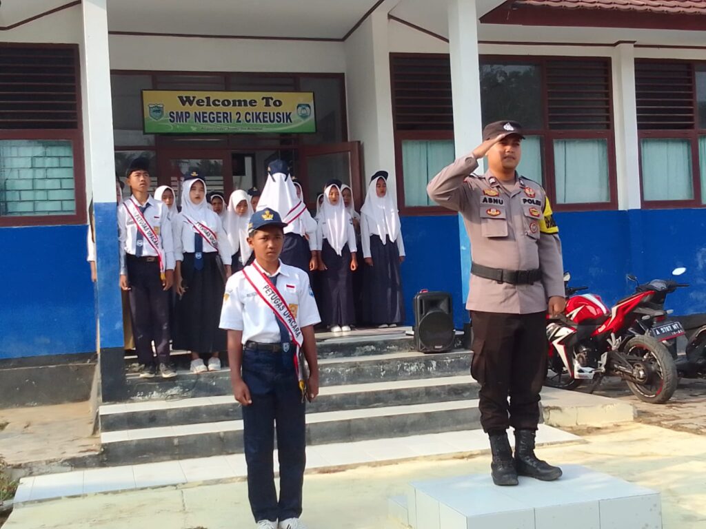 Kapolsek Cikeusik Tugaskan Bhabinkamtibmas Sebagai Pembina Upacara di SMPN 2 Cikeusik 5 WhatsApp Image 2023 10 17 at 14.20.06