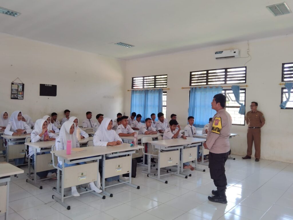 Polsek Cikedal Berperan Aktif dalam Pencegahan Bullying di Lingkungan Sekolah 6 WhatsApp Image 2023 10 17 at 14.25.46