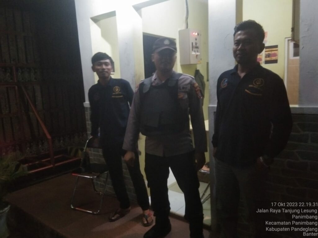 Polsek Panimbang Patroli Malam untuk Jaga Situasi Kamtibmas Kondusif 5 WhatsApp Image 2023 10 18 at 09.48.29