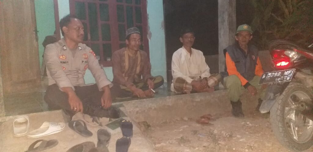 Polsek Pulosari Melakukan Patroli Malam untuk Cegah Tindak Kejahatan 8 WhatsApp Image 2023 10 18 at 09.56.58
