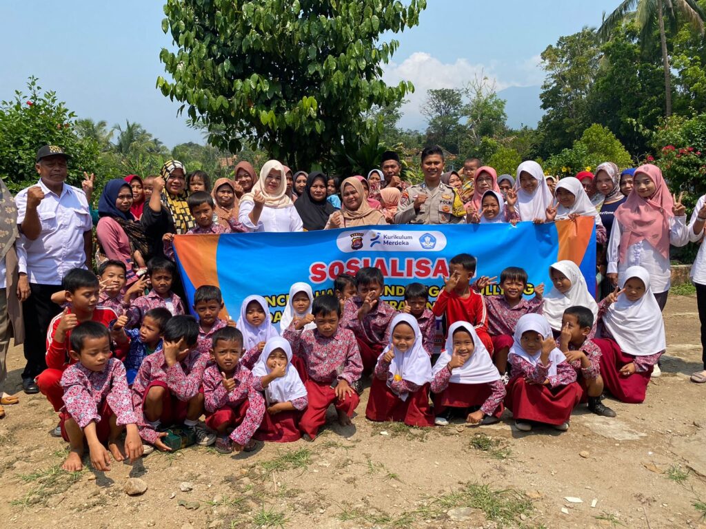 Bhabinkamtibmas Polsek Pandeglang Sosialisasikan Pencegahan Bullying dan Kenakalan Remaja di SDN 5 Karaton 10 WhatsApp Image 2023 10 18 at 19.35.45