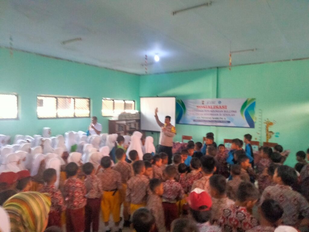 Bhabinkamtibmas Polsek Pandeglang Sosialisasikan Pencegahan Bullying dan Kenakalan Remaja di SDN 4 Saruni 1 WhatsApp Image 2023 10 18 at 19.37.39