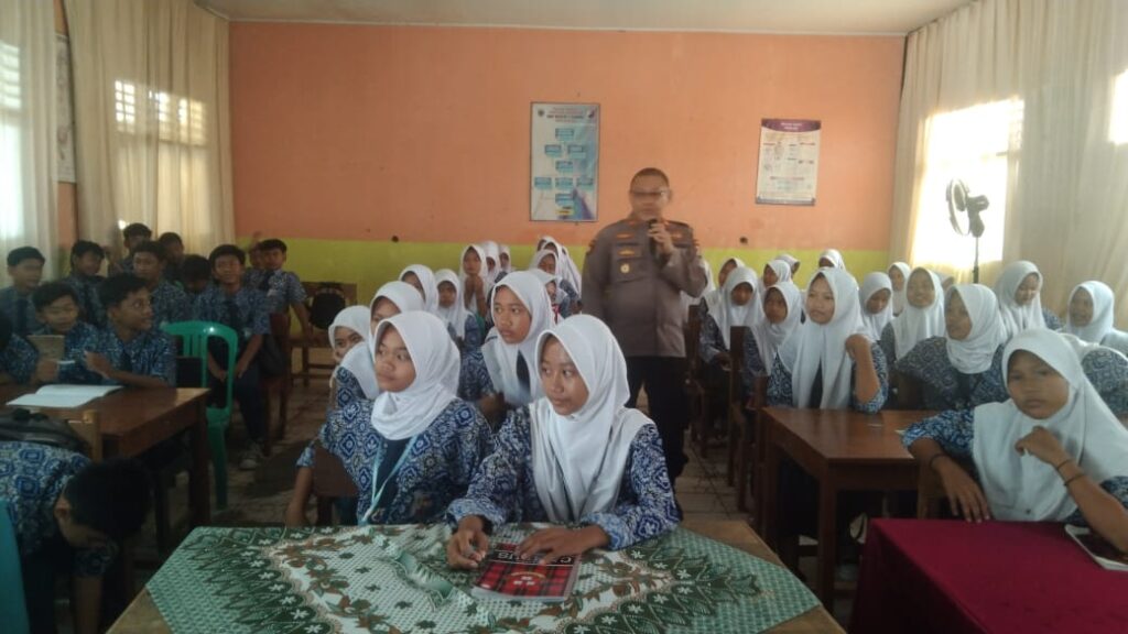 Cegah Perundungan di Sekolah, Kapolsek panimbang Laksanakan Sosialisasi di SMPN 1 Sobang 5 WhatsApp Image 2023 10 19 at 19.19.23