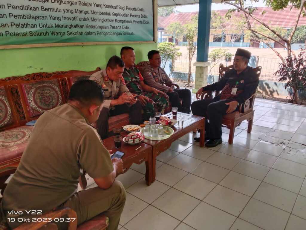 Sambangi Kepala Sekolah, Ini yang Disampaikan Kapolsek Angsana Agar Tidak Terjadi Perundangan di Sekolah 6 WhatsApp Image 2023 10 19 at 19.21.00