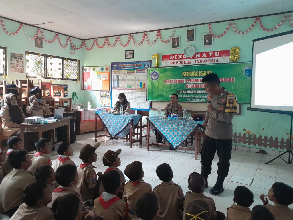 Bhabinkamtibmas Polsek Pandeglang Gelar Kegiatan Binluh dan Sosialisasi Pencegahan Bullying di SDN Kadomas 1 9 WhatsApp Image 2023 10 22 at 11.29.34