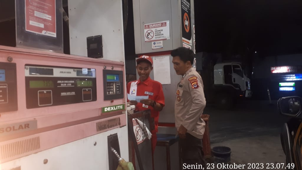 Polsek Saketi Polres Pandeglang Awasi Pendistribusian BBM di SPBU 3 WhatsApp Image 2023 10 24 at 08.25.17