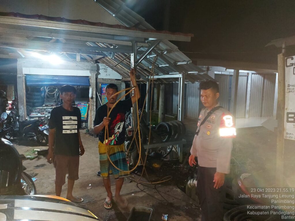 Polsek Panimbang Mendekatkan Diri dengan Masyarakat Melalui Patroli Malam Hari 7 WhatsApp Image 2023 10 24 at 09.29.35
