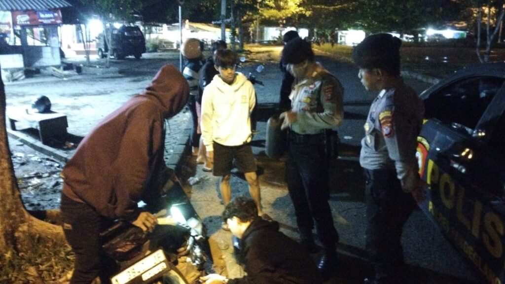 Patroli Malam oleh Personel Samapta Polres Pandeglang untuk Cegah Gangguan Kamtibmas 8 WhatsApp Image 2023 10 24 at 10.50.01