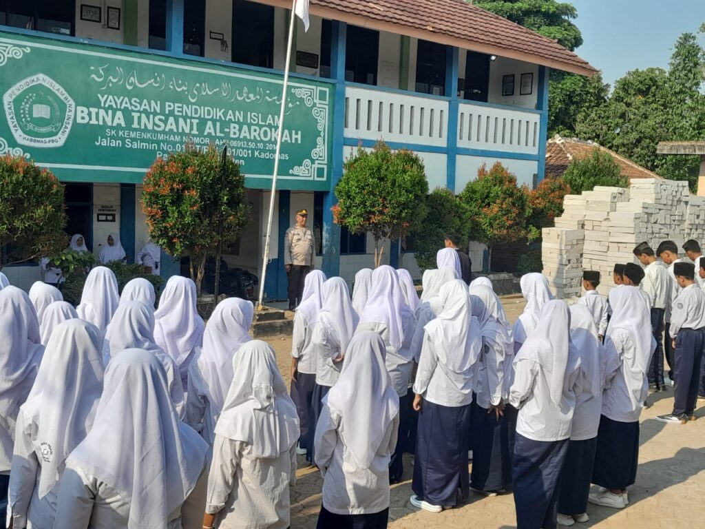 Polsek Pandeglang Gelar Upacara Bendera di Yayasan Pendidikan Islam Al-Barokah 7 WhatsApp Image 2023 10 30 at 10.12.24