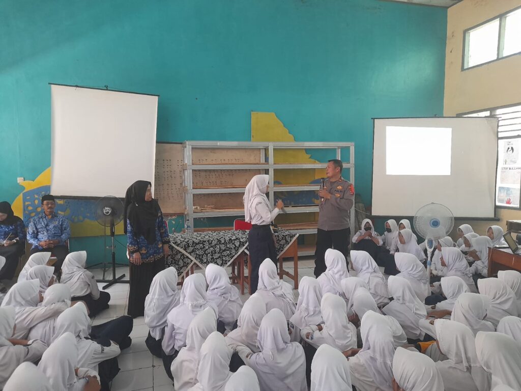 Polsek Banjar Gelar Pembinaan dan Penyuluhan Pencegahan Kenakalan Remaja kepada Siswa SMPN 1 Banjar 8 WhatsApp Image 2023 10 30 at 13.28.33