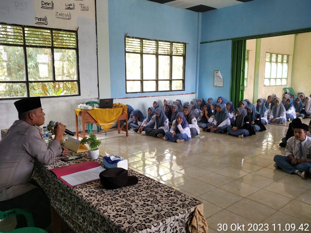 Polsek Menes Gelar Sosialisasi Bahaya Narkoba di SMK Malnu Pusat Menes 9 WhatsApp Image 2023 10 30 at 13.37.09