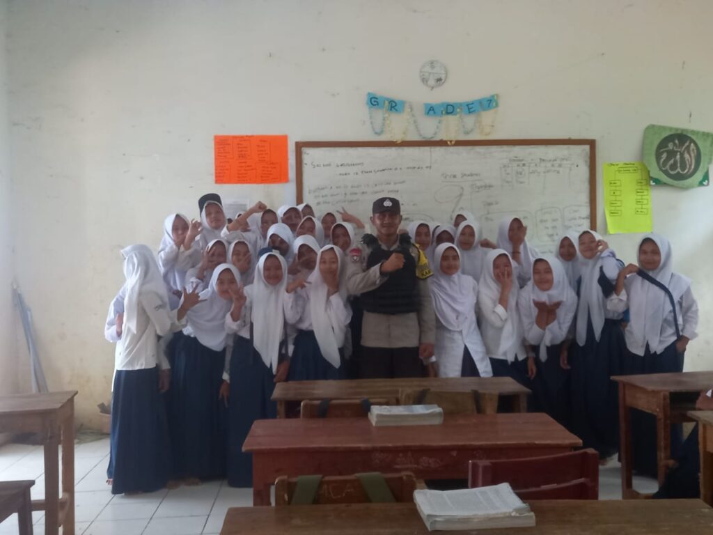 Bhabinkamtibmas Polsek Carita Berikan Penyuluhan di SMPN 2 Carita untuk Cegah Kenakalan Remaja 5 WhatsApp Image 2023 10 30 at 19.11.49