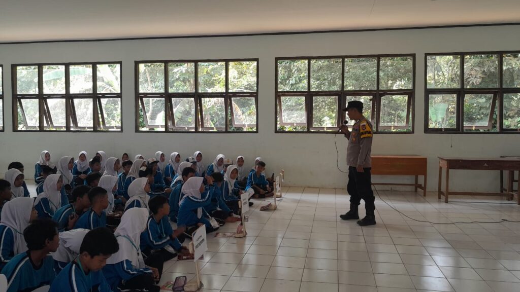Bhabinkamtibmas Polsek Pandeglang Lakukan Himbauan dan Binluh kepada Siswa SMP Negeri 5 Pandeglang 3 WhatsApp Image 2023 11 02 at 17.45.02