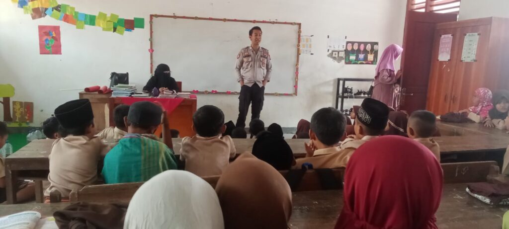 Bhabinkamtibmas Polsek Cigeulis Sosialisasi Anti Bullying 2 WhatsApp Image 2023 11 03 at 11.31.08