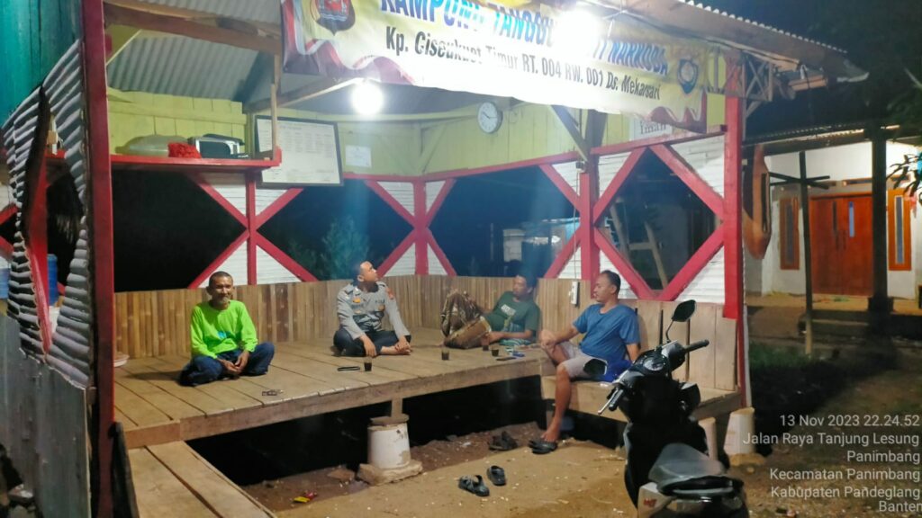 Patroli Cegah Curas, Curat, dan Curanmor: Polsek Panimbang Mantapkan Keamanan Wilayah 8 WhatsApp Image 2023 11 13 at 22.40.37