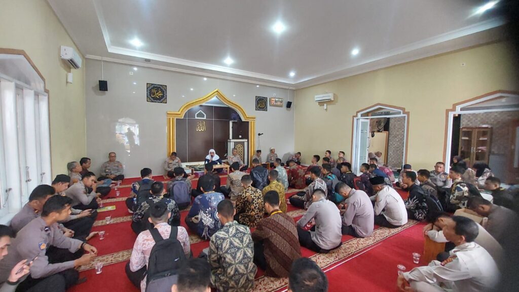 Polres Pandeglang Gelar Pengajian Rutin di Musola As-Sofwan 10 IMG 20240425 WA0004