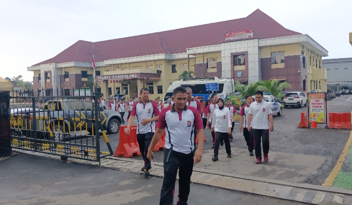 Polres Pandeglang Gelar Olahraga Rutin Bersama untuk Meningkatkan Kebugaran Personil 2 IMG 20240426 075332