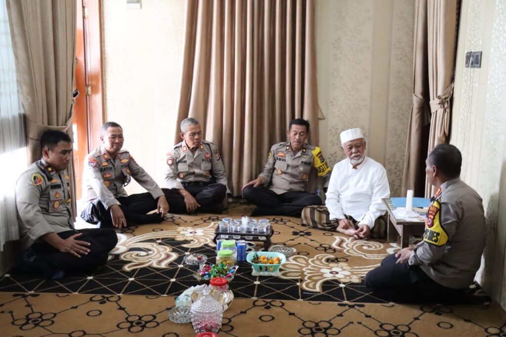 Kapolres Pandeglang Gelar Halal Bi Halal di Kediaman KH. Abuya Murtadho untuk Perkuat Sinergitas dengan Tokoh Agama 3 WhatsApp Image 2024 04 16 at 13.21.53 1