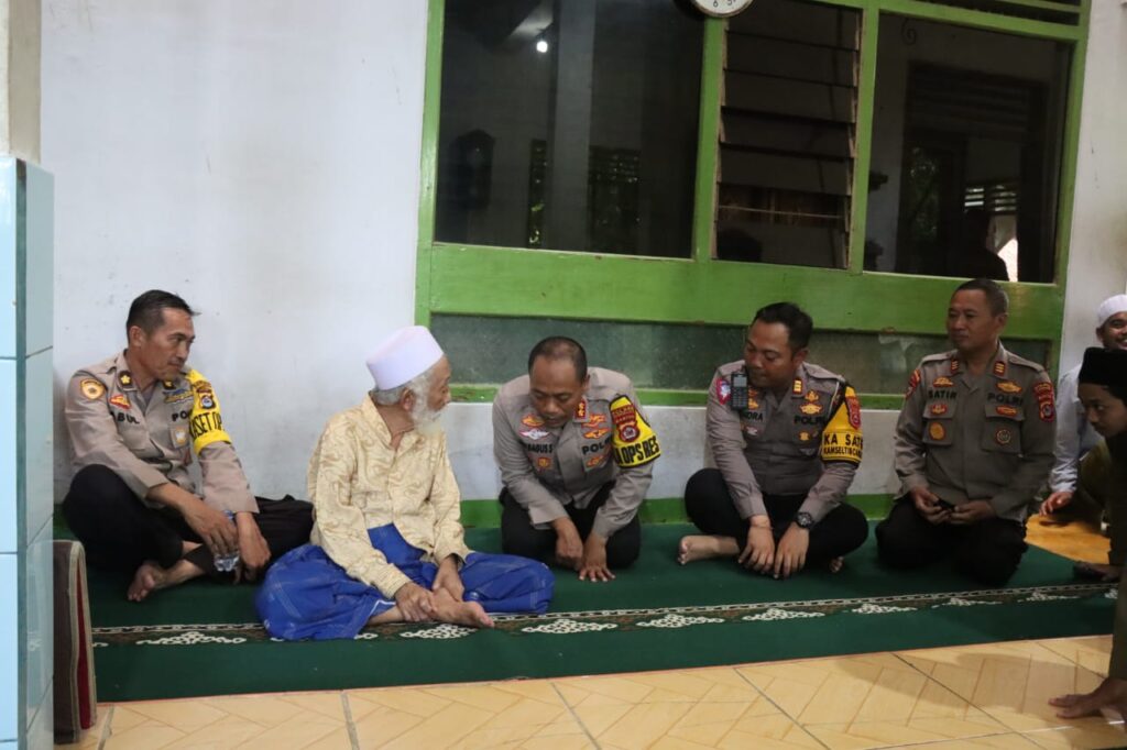 Kunjungan Halal Bi Halal dan Sholat Berjamaah Polres Pandeglang ke Kediaman KH. Abuya Muhtadi 2 WhatsApp Image 2024 04 16 at 13.22.44