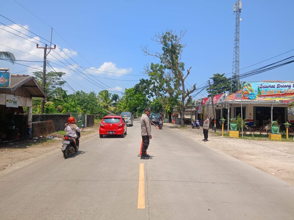 Personil Polsek Bojong Polres Pandeglang Lakukan Pengaturan Lalu Lintas di Obyek Wisata Pantai 6 WhatsApp Image 2024 04 16 at 13.24.37