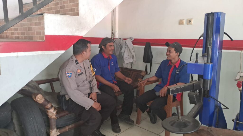 Bhabinkamtibmas Polsek Cadasari Jalin Kerjasama dengan Bengkel Mobil untuk Meningkatkan Keamanan Lingkungan 4 WhatsApp Image 2024 04 16 at 15.15.42