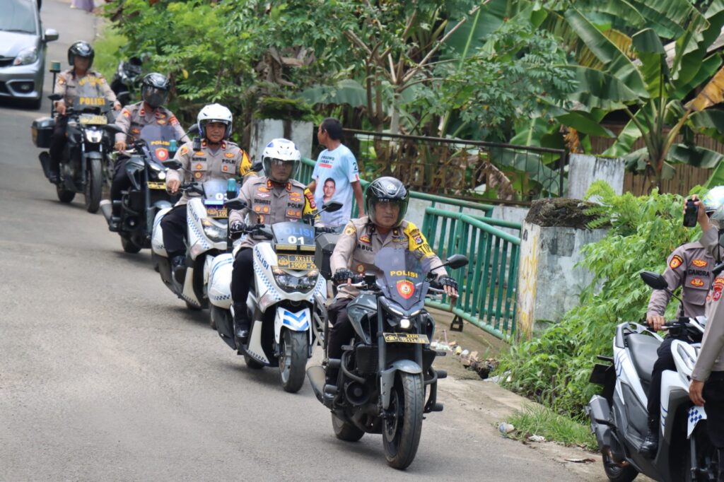 Kapolres Pandeglang dan Pejabat Utama Polres Melaksanakan Halal Bi Halal Mobile ke Tokoh Agama 7 WhatsApp Image 2024 04 16 at 21.18.06