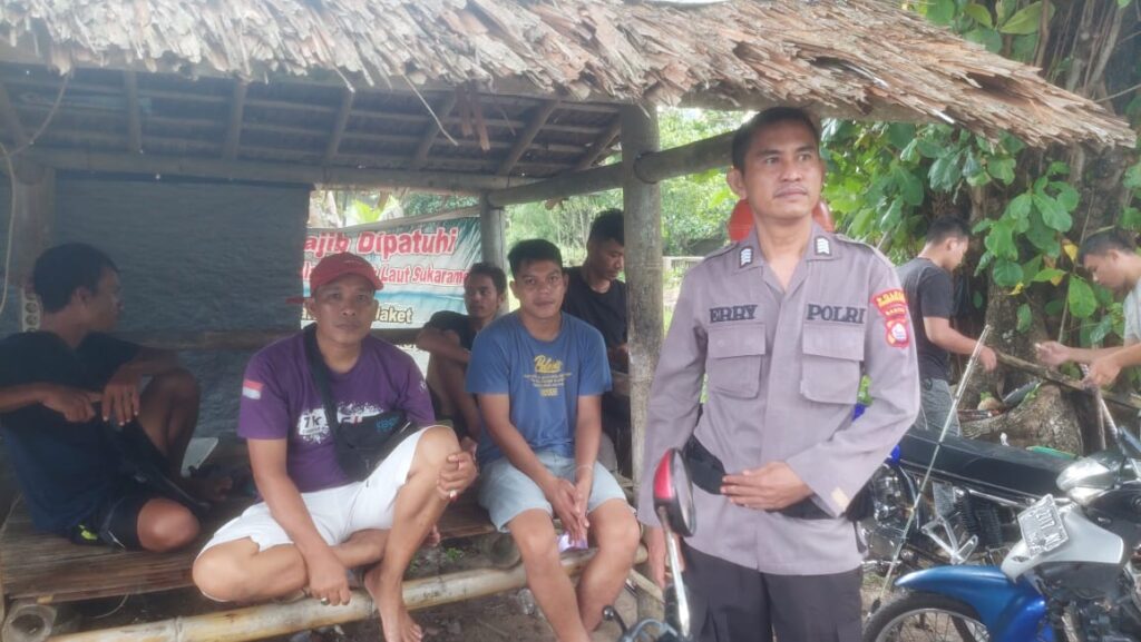 Personil Polsek Carita Lakukan Patroli dan Himbauan di Pantai 1 WhatsApp Image 2024 04 17 at 07.57.47