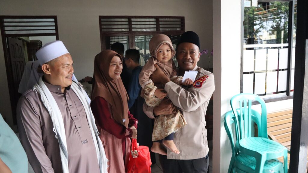 Kapolres Pandeglang Berikan Santunan kepada Anak Yatim dan Piatu 6 WhatsApp Image 2024 04 19 at 11.02.41