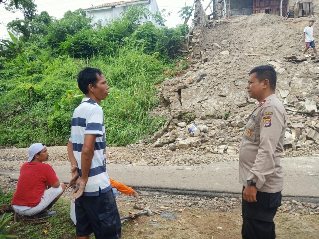Kanit Binmas Polsek Cadasari Bersama KA SPK 1 Lakukan Pengecekan Wilayah Longsor Pasca Hujan Deras 4 WhatsApp Image 2024 04 19 at 11.55.04