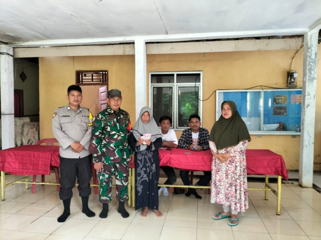 Bhabinkamtibmas Polsek Cadasari Bersinergi Bagi-Bagi Bantuan Pangan Non-Tunai (BPNT) 5 WhatsApp Image 2024 04 19 at 12.00.28