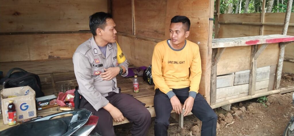Bhabinkamtibmas Polsek Cadasari Pererat Hubungan dengan Warga Desa Tegalongok 5 WhatsApp Image 2024 04 20 at 13.52.22