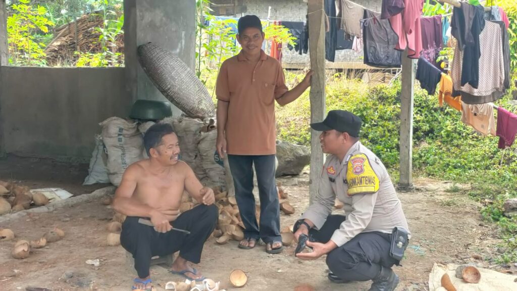 Polsek Munjul Terus Lakukan Sambang Masyarakat untuk Jaga Kondusifitas Sitkamtibmas 6 WhatsApp Image 2024 04 20 at 20.24.42