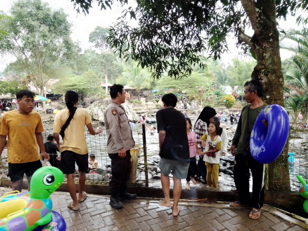 Polsek Pulosari Tingkatkan Kegiatan Sambang untuk Meningkatkan Keamanan dan Ketertiban Masyarakat 8 WhatsApp Image 2024 04 21 at 00.31.03