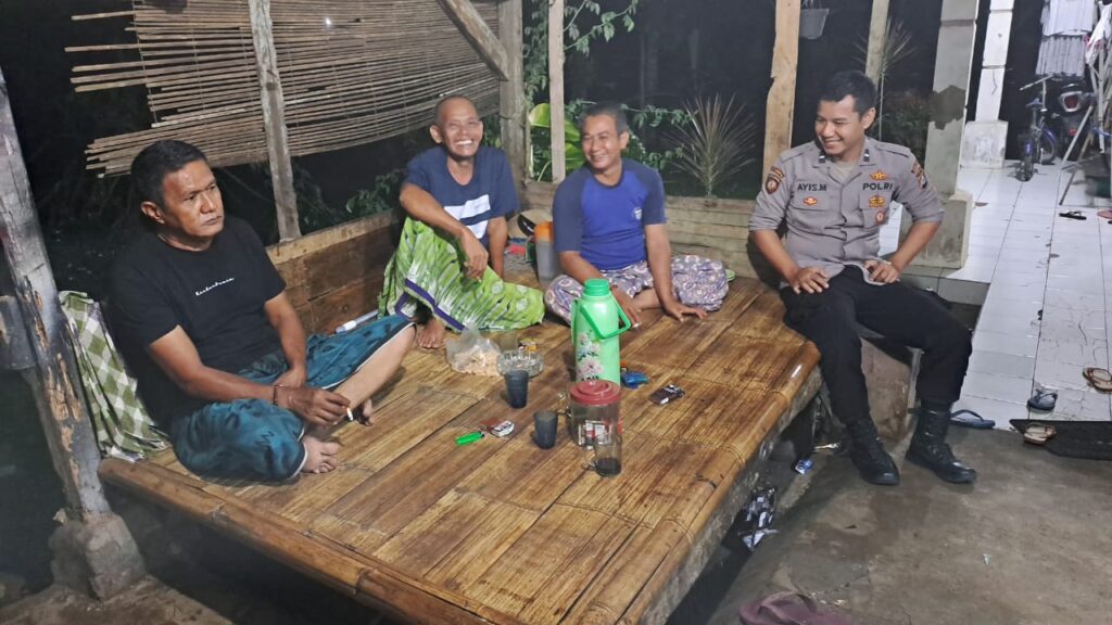 Polsek Cadasari Intensifkan Patroli Malam untuk Menjaga Keamanan dan Ketertiban Masyarakat 9 WhatsApp Image 2024 04 21 at 07.44.22