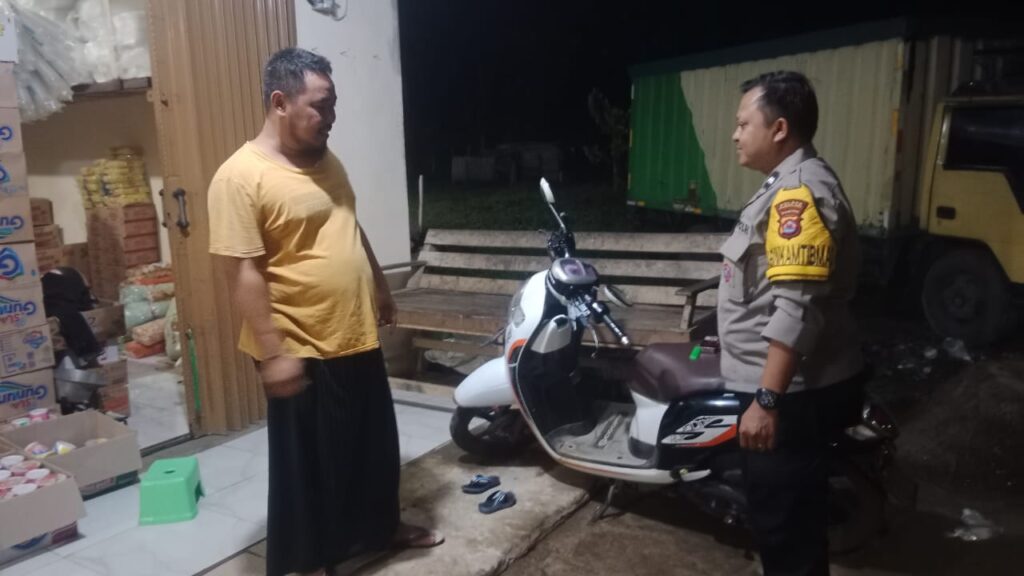 Bhabinkamtibmas Polsek Cadasari Mempererat Hubungan dengan Masyarakat Kelurahan Cigadung 1 WhatsApp Image 2024 04 21 at 07.49.50