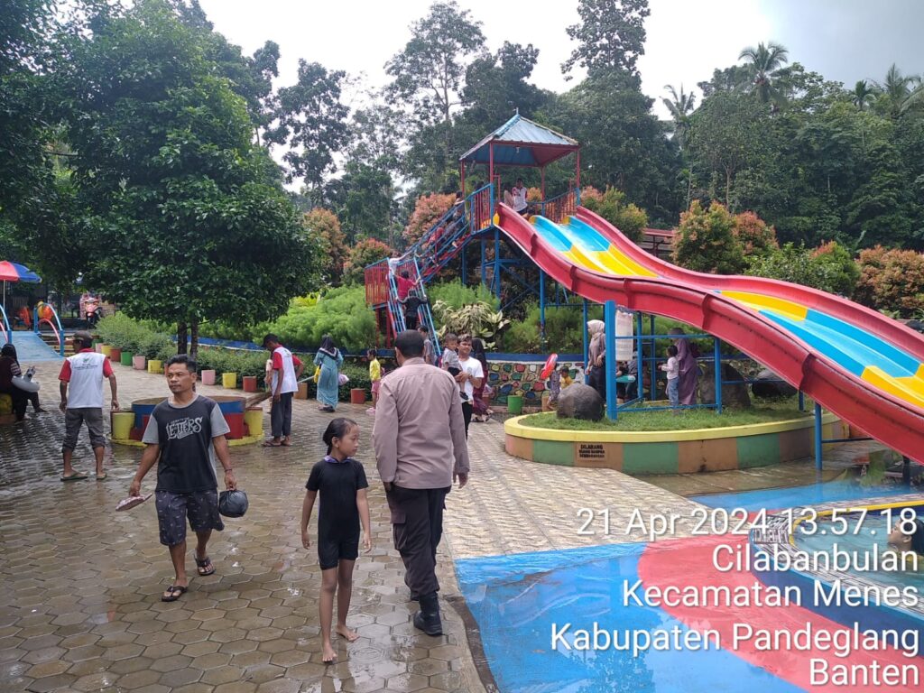 Polsek Menes Polres Pandeglang Berikan Pengamanan dan Himbauan di Obyek Wisata Kolam Renang dan Tempat Bermain Anak 3 WhatsApp Image 2024 04 21 at 15.55.57