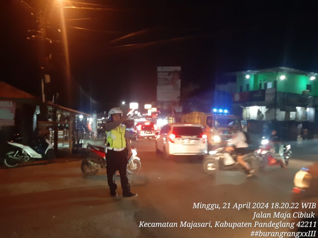 Polsek Pandeglang Polres Pandeglang Tetap Jaga Lancarnya Arus Lalu Lintas 6 WhatsApp Image 2024 04 21 at 18.39.15