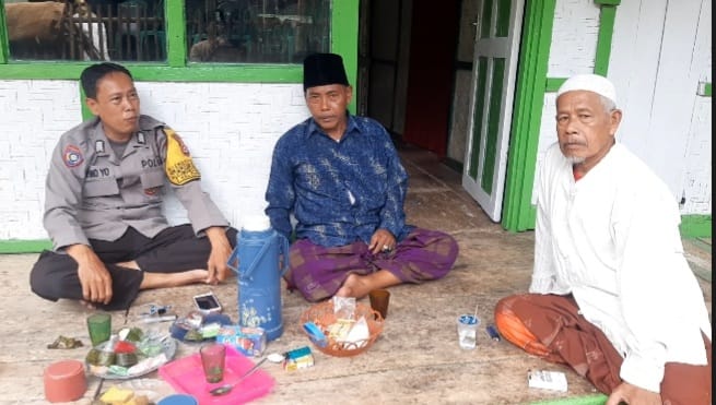 Bhabinkamtibmas Polsek Pandeglang Sambangi Ustad Rais di Ponpes Riyadul Atfah 7 WhatsApp Image 2024 04 21 at 18.42.18
