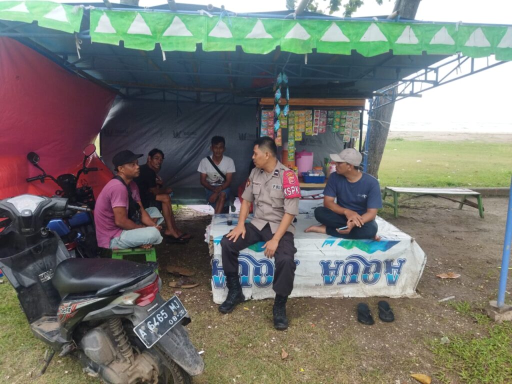 Polsek Pagelaran Polres Pandeglang Berikan Himbauan dan Keamanan di Pantai Karoeng 8 WhatsApp Image 2024 04 21 at 19.18.45