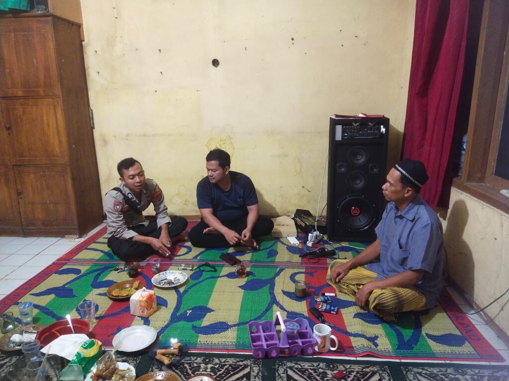 Bhabinkamtibmas Polsek Panimbang Terus Lakukan Sambang ke Warga di Desa Panimbangjaya 1 WhatsApp Image 2024 04 22 at 00.02.31