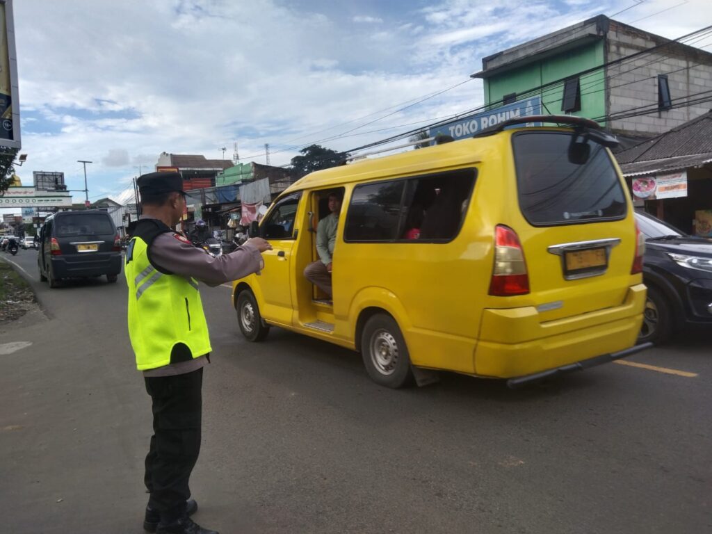 Polsek Cadasari Berikan Pengaturan Lalu Lintas untuk Kelancaran dan Keselamatan Pengguna Jalan 4 WhatsApp Image 2024 04 22 at 07.52.56