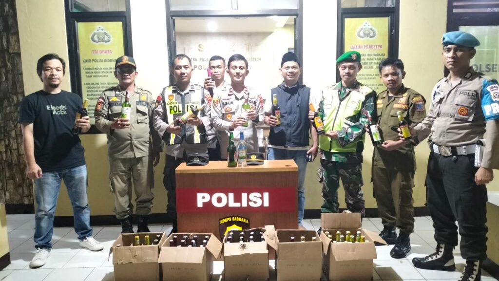 Polsek Saketi: Puluhan Botol Minuman Keras Diamankan dalam Patroli Malam Gabungan di Saketi 4 WhatsApp Image 2024 04 23 at 09.35.27