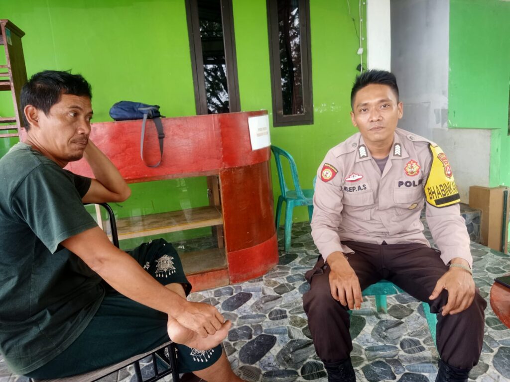 Bhabinkamtibmas Polsek Cadasari Terus Pererat Hubungan dengan Masyarakat Melalui Kunjungan Rutin 6 WhatsApp Image 2024 04 25 at 14.18.53