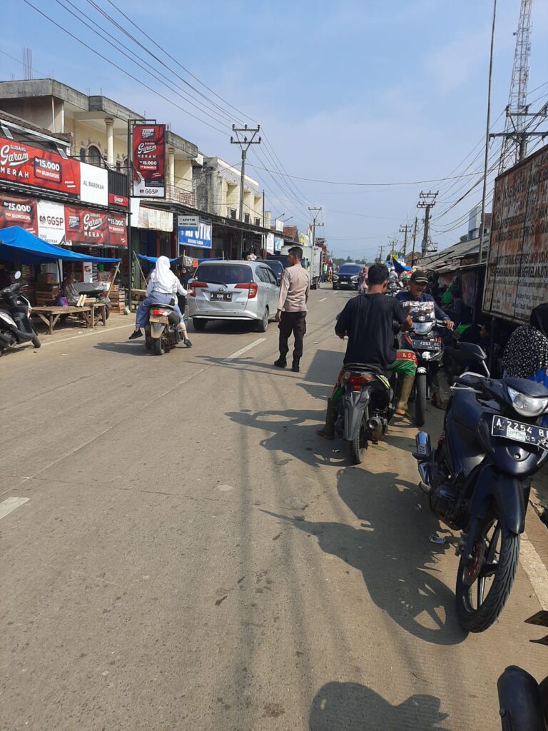 Polsek Bojong Polres Pandeglang Lakukan Pengaturan Lalulintas di Jalan Saketi - Munjul 8 WhatsApp Image 2024 04 25 at 14.22.29