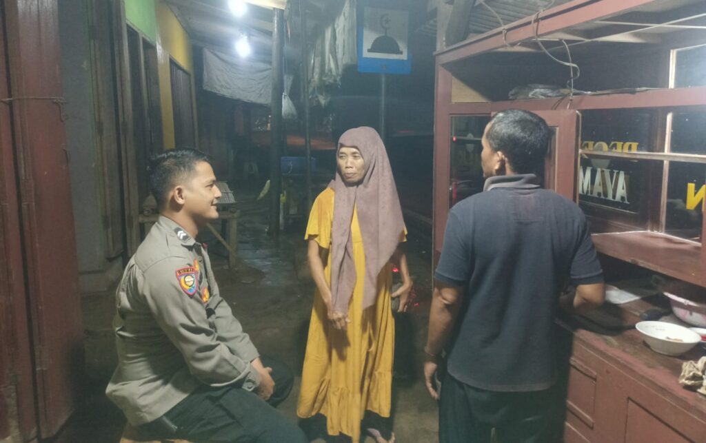 Bhabinkamtibmas Polsek Bojong Polres Pandeglang Melaksanakan Sambang ke Pedagang Kaki Lima 7 WhatsApp Image 2024 04 25 at 14.22.58